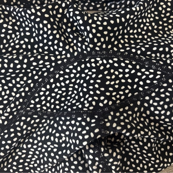 BuffBunny Black and White Patterned Activewear - Picture 4 of 6